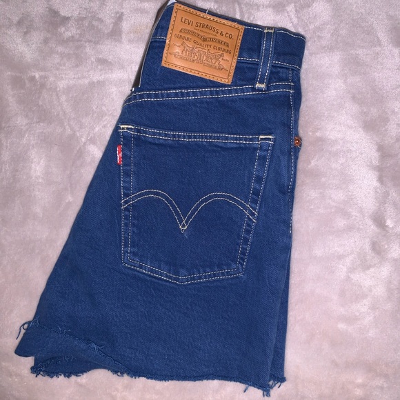 Levi’s Premium Ribcage Shorts - Picture 3 of 5